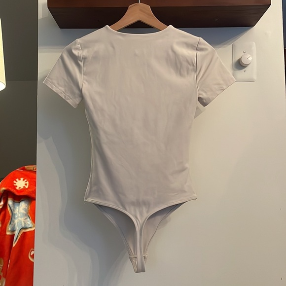 Aritzia Contour Crew Shortsleeve Bodysuit - Picture 7 of 9